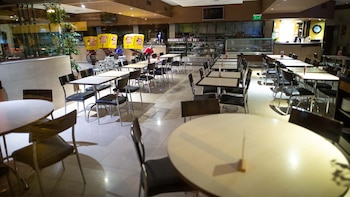 Las motos de delivery adentro: