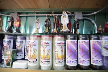Veladoras a la Santa Muerte.