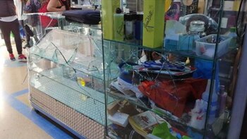 Así quedaron las vitrinas de