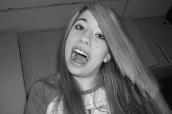 La víctima es Jessica Cameron, a quien su novio la roció con combustible y la prendió fuego