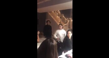 El momento exacto en el que el hermano de Tiana le da su maleta al ex novio infiel para después salir mientras la joven es consolada por sus amigos