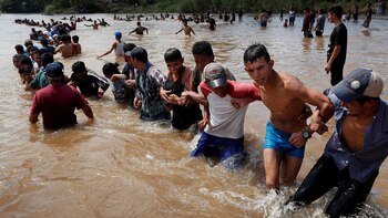 Inmigrantes intentando llegar a la