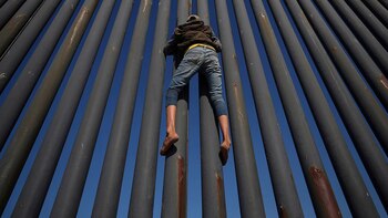 Una persona trepa por la