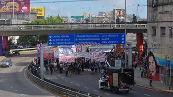 Efectivos de Prefectura impiden el avance de los manifestantes