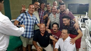 Pandolfi (con camisa azul y