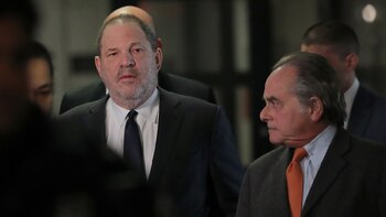 Harvey Weinstein junto a su