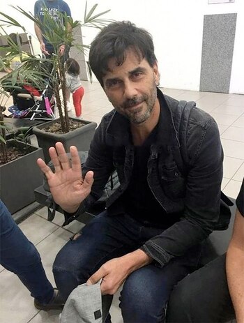 Juan Darthés en el aeropuerto