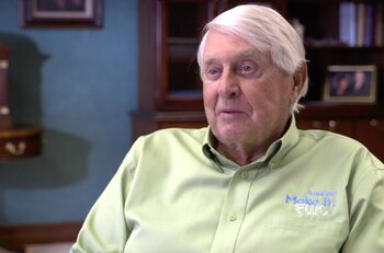 Lee Schoenherr, 82 años, dueño