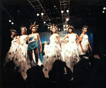 Modelos – entre ellas Carolina Peleritti, Florencia Raggi, Delfina Frers y otras – luciendo diseños con los colores, escarapelas y bandera argentina en la misma presentación en 1992 en el Estadio Obras
