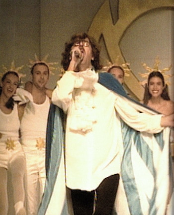 Un acontecimiento memorable para los argentinos : el concierto-espectáculo de 1992 en el Estadio Obras de Buenos Aires de Charly García, donde tocó por primera vez su versión rock del Himno Nacional argentino . De fondo, la puesta en escena con modelos de Via Vai que lucían su ropa