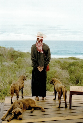 Con sus tres perros Labradores en el deck que rodea su casa de La Boyita, en Punta del Este, llamada “Tierra Santa” con vista y salida de playa privada al mar