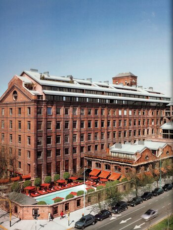 Cuatro años después, en el 2004, abrió el Hotel Faena Buenos Aires en el corazón del barrio de Puerto Madero. Ocupa toda la manzana entre las calles Martha Salotti , Aimé Painé, Juana Manso y Petrona Eyle