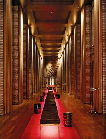 Fue Philippe Strack, con su talento para los espacios , quien sugirió la idea de alejarse del habitual vestíbulo impersonal y saturado de un hotel y, en su lugar, crear un camino y un ingreso más íntimo. Aquí la llamada “La Catedral” de Buenos Aires.