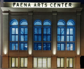 El exterior del Faena Arts Center de noche, en Puerto Madero, Buenos Aires. Inaugurado en 2011, y bajo la dirección artística de Ximena Caminos, su ex mujer y madre de Noa, encargaron a artistas contemporáneos obras específicas para el lugar