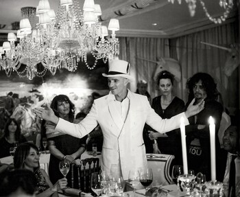 Un brindis por el futuro en la celebración del 10 aniversario del Faena Buenos Aires. Desde el 2007 comenzó a producir su propia bodega de vinos en Argentina, en la región del Valle de Uco en el noroeste de Mendoza