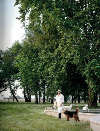 En los jardines de su casa de campo. Estancia San juan está ubicada en el oeste de Buenos Aires en la localidad de Junín. El casco de la estancia es una tradicional casa construida en piedra en 1908