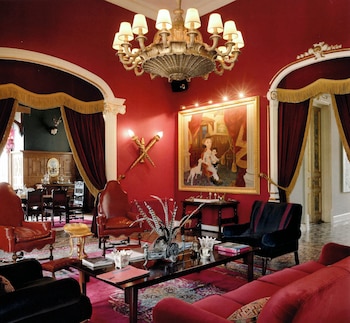 El interior del living de la Estancia San Juan lo determina un retrato ilustración de Alan junto a su hijo varón Noa, firmado por Alberto Pasolini, uno de sus pintores argentinos favoritos