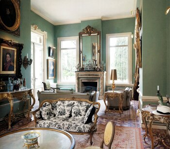 Estancia San Juan. La sala de estar de la exquisita chacra familiar que Alan posee en Junín, provincia de Buenos Aires, repleta de detalles de arte y deco de autor