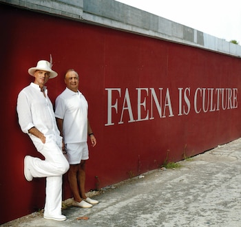 Alan Faena y su socio Len Blavatnik posan frente a lo que pronto se convertiría en el frente del Hotel Faena Miami Beach, en 2014, cuando comenzaba la construcción