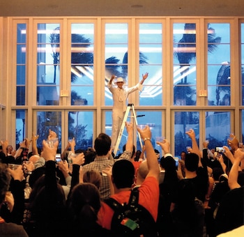 Brindamos por ti, Alan. La noche anterior a la apertura del Faena Hotel Miami Beach. Faena invitó a los trabajadores a un brindis en el área diseñada por Philippe Stark -La Catedral- para celebrar la aventura que habían completado y prepararse para la gran inauguración