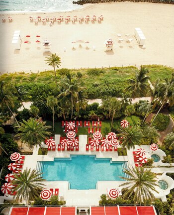 Vista perfecta de la piscina y la playa desde el penthouse del Hotel Faena Miami Beach, en South Beach, Miami. En su libro Alan Faena cuenta que desde ahí puede ver el horizonte como lo ve desde su mansión ” Tierra Santa”, en la Boyita, Punta del Este