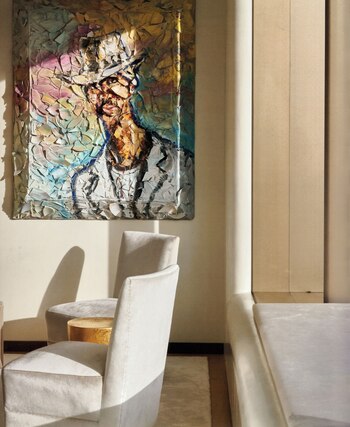 En su casa de Miami Beach, Alan Faena tiene en su living un retrato realizado por el pintor y director de cine estadounidense Julian Schnabel