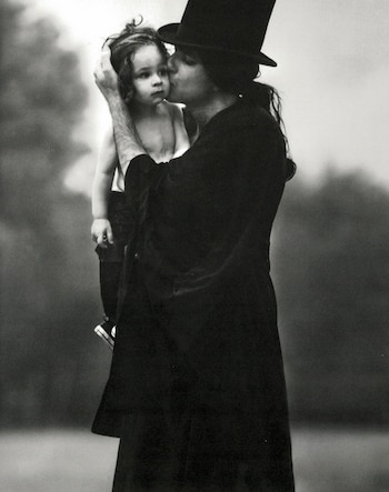 Alan Faena junto a su hijo Noa cuando tenía tres años, en la casa de campo en Junín. Un retrato en blanco y negro, la fotografía fue tomada por su primo y también amigo, Sebastián Faena
