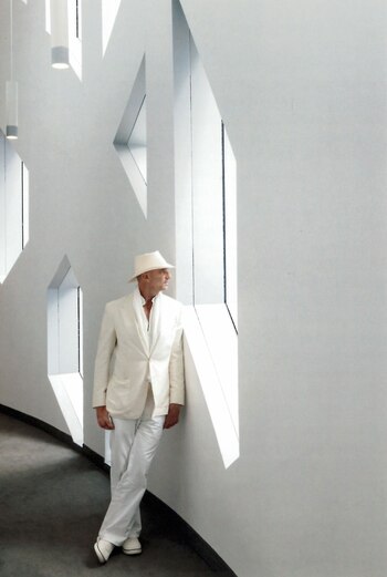 Alan Faena con su auténtico y característico traje blanco y off white. Actualmente vive más tiempo en Miami -donde su hijo, el pequeño Noah va a la escuela- y se reparte el resto del año entre Buenos Aires y Nueva York. El Faena Hotel de Miami está ubicado en la zona de South Beach, sobre la emblemática avenida Collins