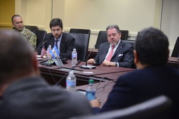 El equipo de DEF durante