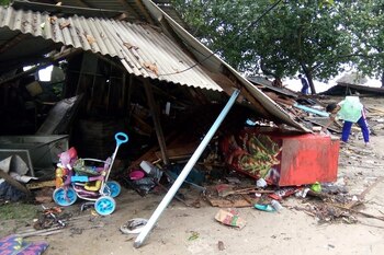 Las personas intentan recuperar sus