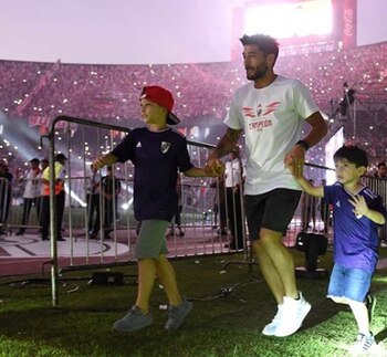 Milton Casco con sus hijos