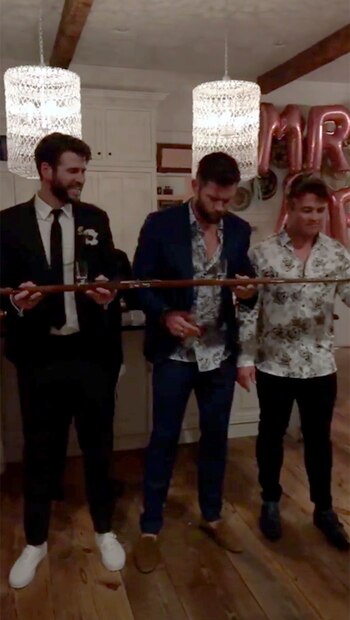 Liam junta a sus hermanos.