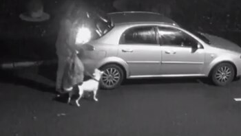 El hombre saca un bulto