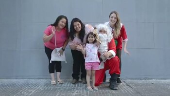 Una nena muestra contenta la