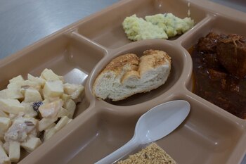 Se va a servir ensalada