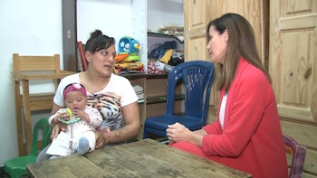 Carolina Prat junto a uno