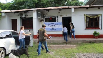 A. y su hijo ingresan