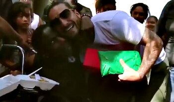 Maluma repartió regalos en los