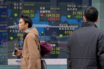 Transeúntes caminan en Tokio frente