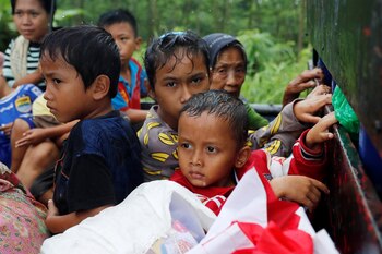 Niños evuacuados en Sumur (REUTERS/Jorge Silva)