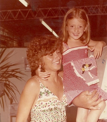 Jimena junto a su mamá,