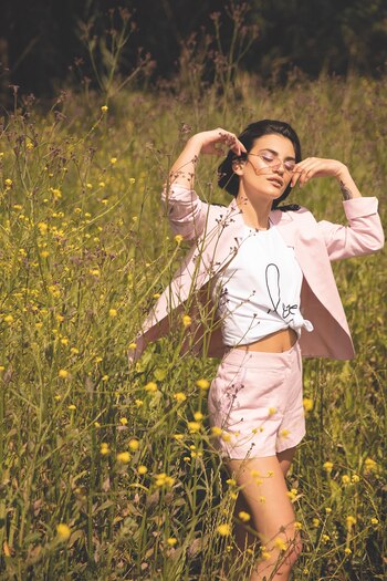 Musculosa ($ 489,Teenitas); blazer bordado