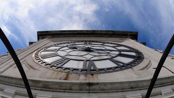 El diseño tiene número romanos