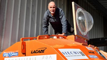 Archivo: El paracaidista francés construyendo