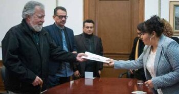 La senadora Nestora Salgado entregó