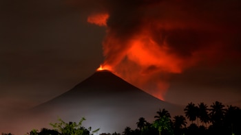El volcán Soputan en Indonesia.