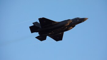 Un caza furtivo F-35 de