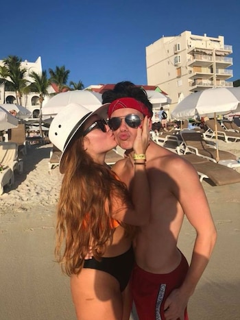 Arron, con una compañera de