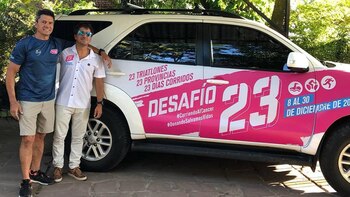 Junto a la camioneta en