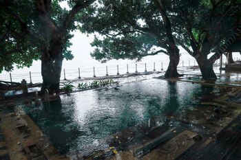 Una piscina golpeada por el